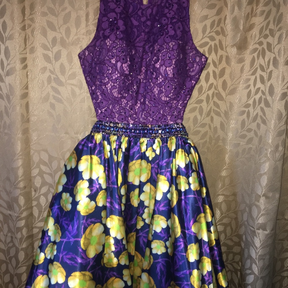 Lucci Lu lace & sequined dress size 6. Runs small